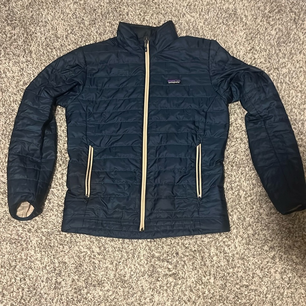 Patagonia Men's Puffer. Blue. Size medium. No damage. Really really nice jacket.